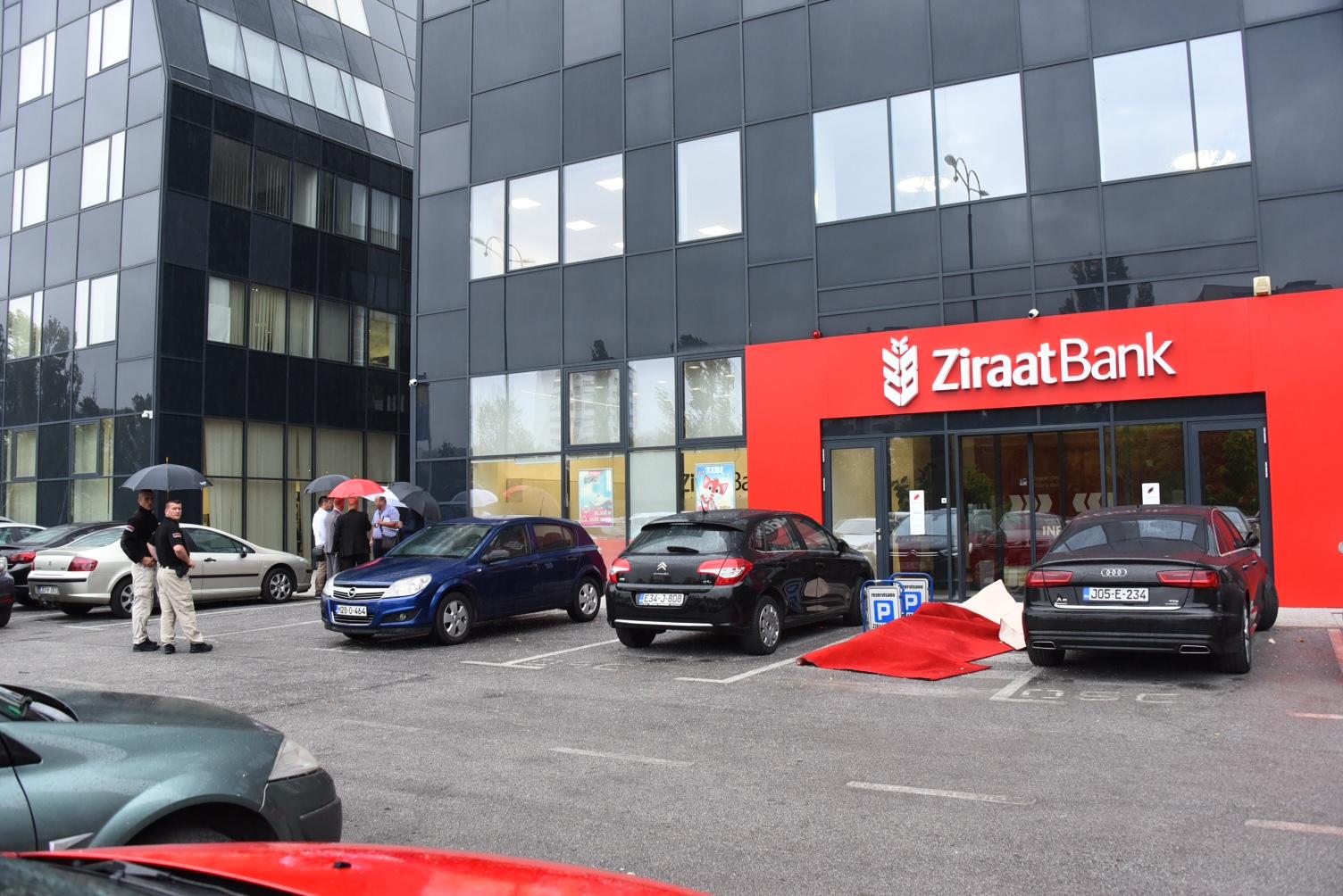 Haotično stanje na Pofalićima: Puklo staklo i sasulo se sa zgrade "Ziraat banke"