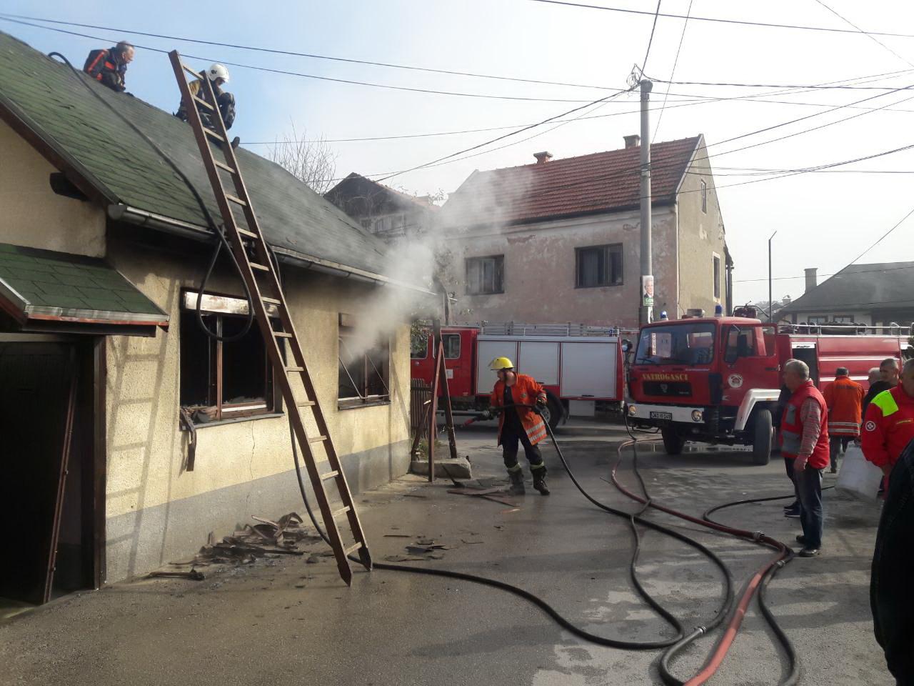 Pripadnici Vatrogasne jedinice Bugojno požar ugasili oko 12 sati - Avaz