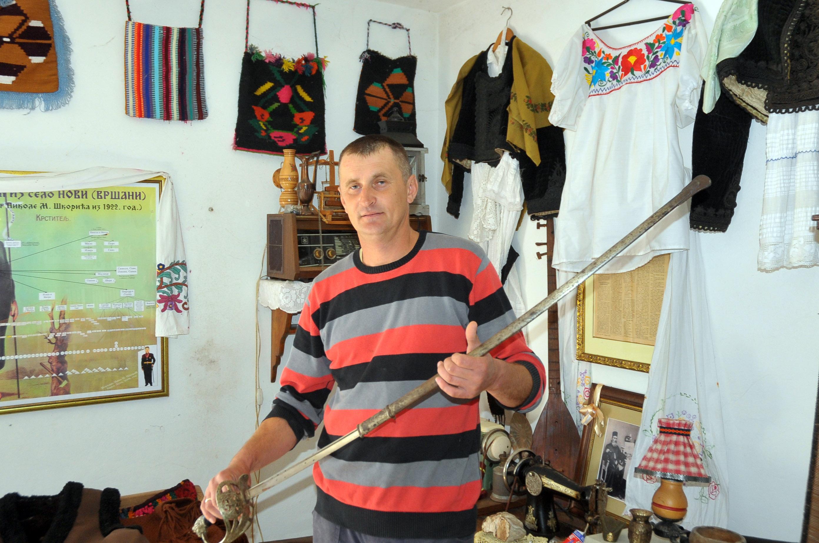 Škorić naslijedio eksponate od oca koji ih je sakupljao 15 godina (Foto: G. Bobić) - Avaz