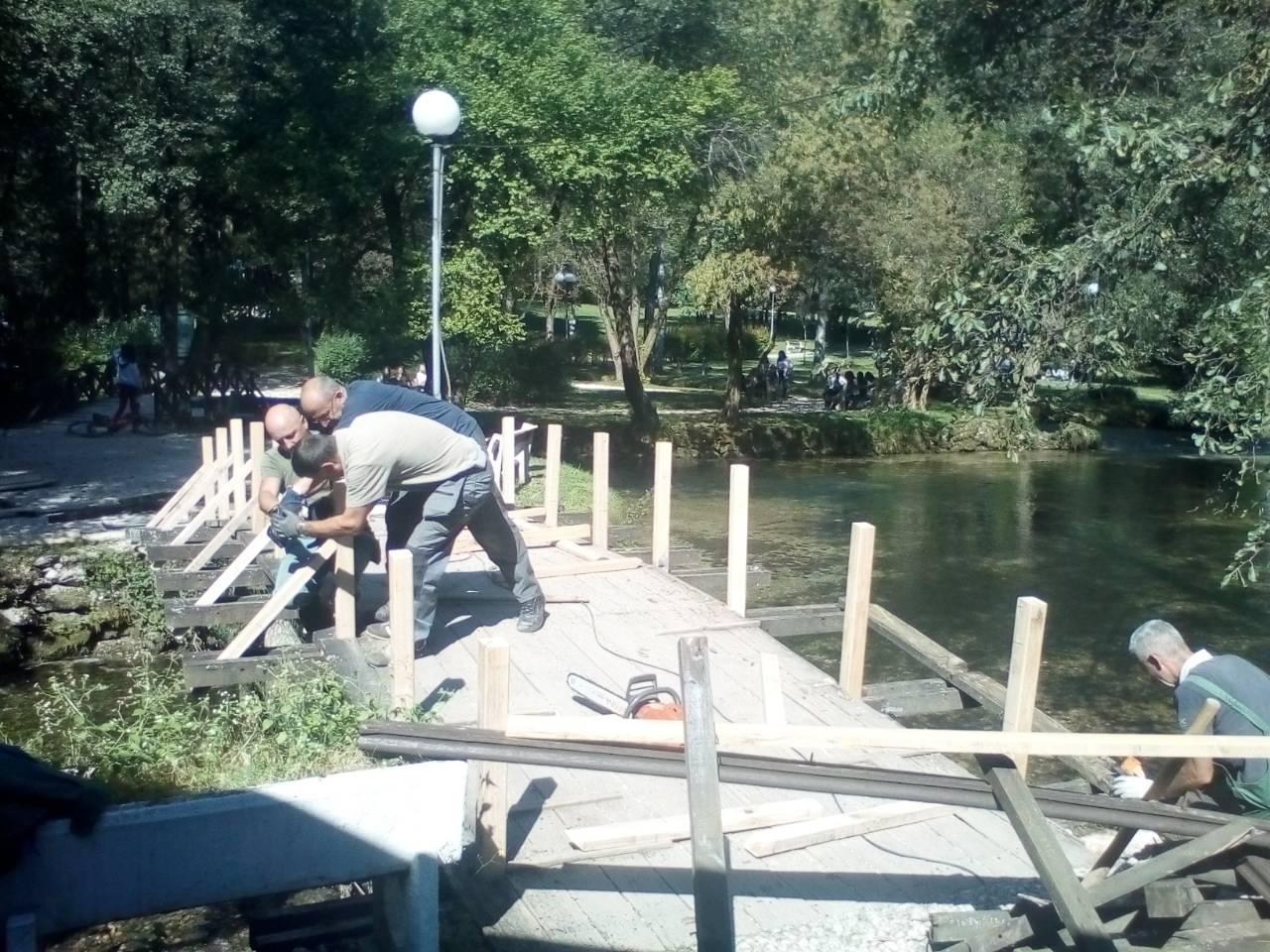 Mijenjanje rukohvata na mostovima na  Vrelu Bosne - Avaz