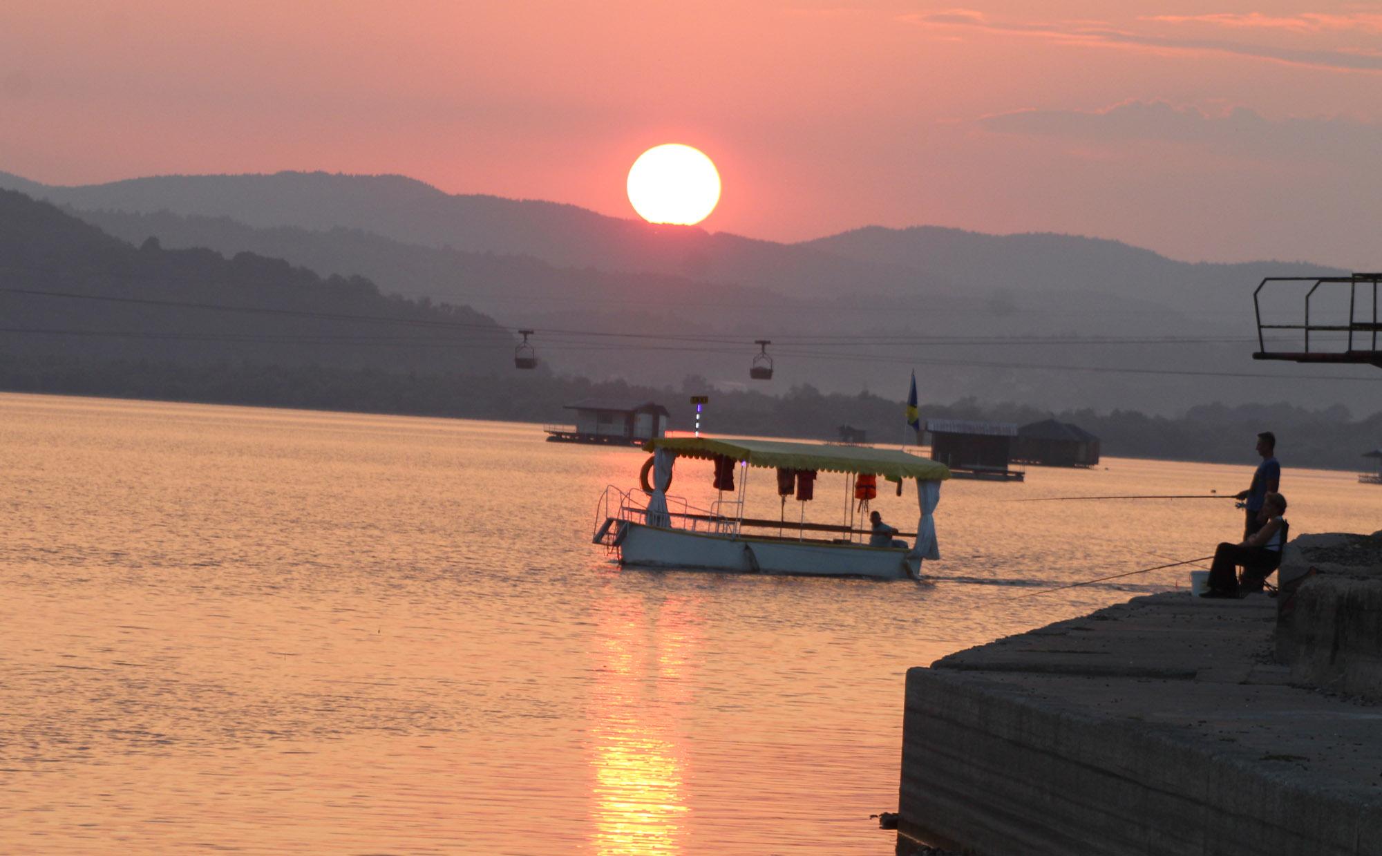 Fotografija zalaska sunca na jezeru Modrac snimljena posljednjeg dana ljeta (Foto: A. Bajrić) - Avaz