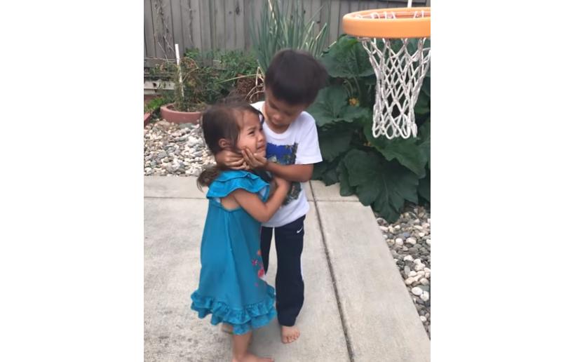 Ljubav nema granice: Pogledajte reakciju brata kada mu je sestru lopta pogodila u glavu
