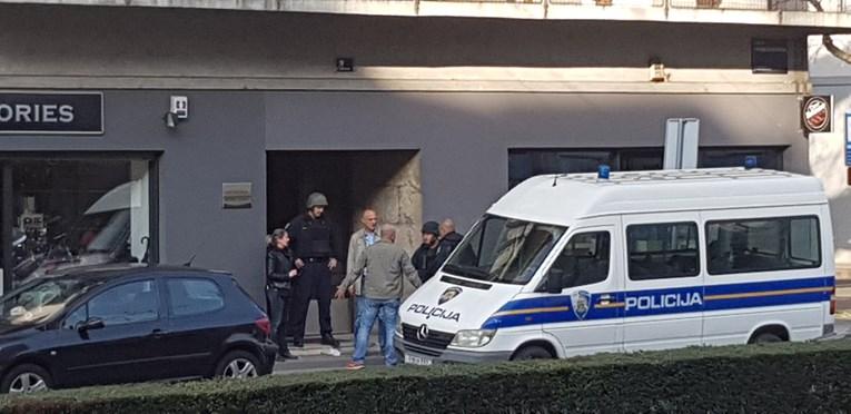 Ispred zgrade Kolinde Grabar-Kitarović uhapšen muškarac s puškom