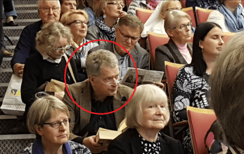 Ovo na slici je predsjednik Finske koji je na predavanju sjeo na stepenice jer na stolicama nije bilo mjesta