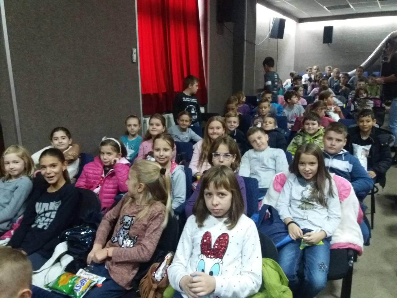150 učenika uživalo u projekciji crtanog filma „Bijeli očnjak“