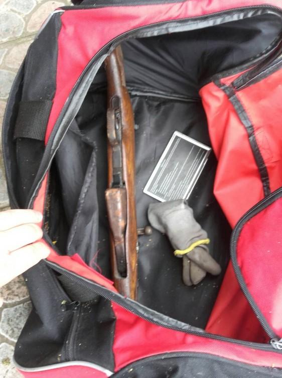 Policija pretresla kuću i izuzela više od 2 kilograma kanabisa i vojnu poluautomatsku pušku