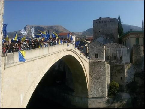 Uz zvuk sirene i skok bez aplauza, obilježena 25. godišnjica rušenja Starog mosta u Mostaru