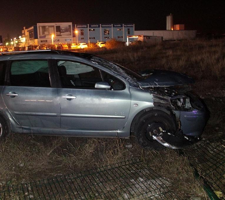 Nesreća kod Mostara: Peugeot sletio s ceste i probio zaštitnu ogradu
