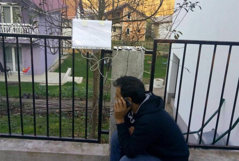 Stanovnik Hadžića na ogradu postavio produžni kabal da bi migranti mogli puniti telefone