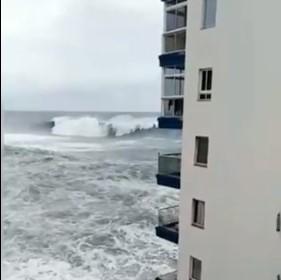 Strašan snimak s Tenerifa, divovski valovi razbijaju zgradu