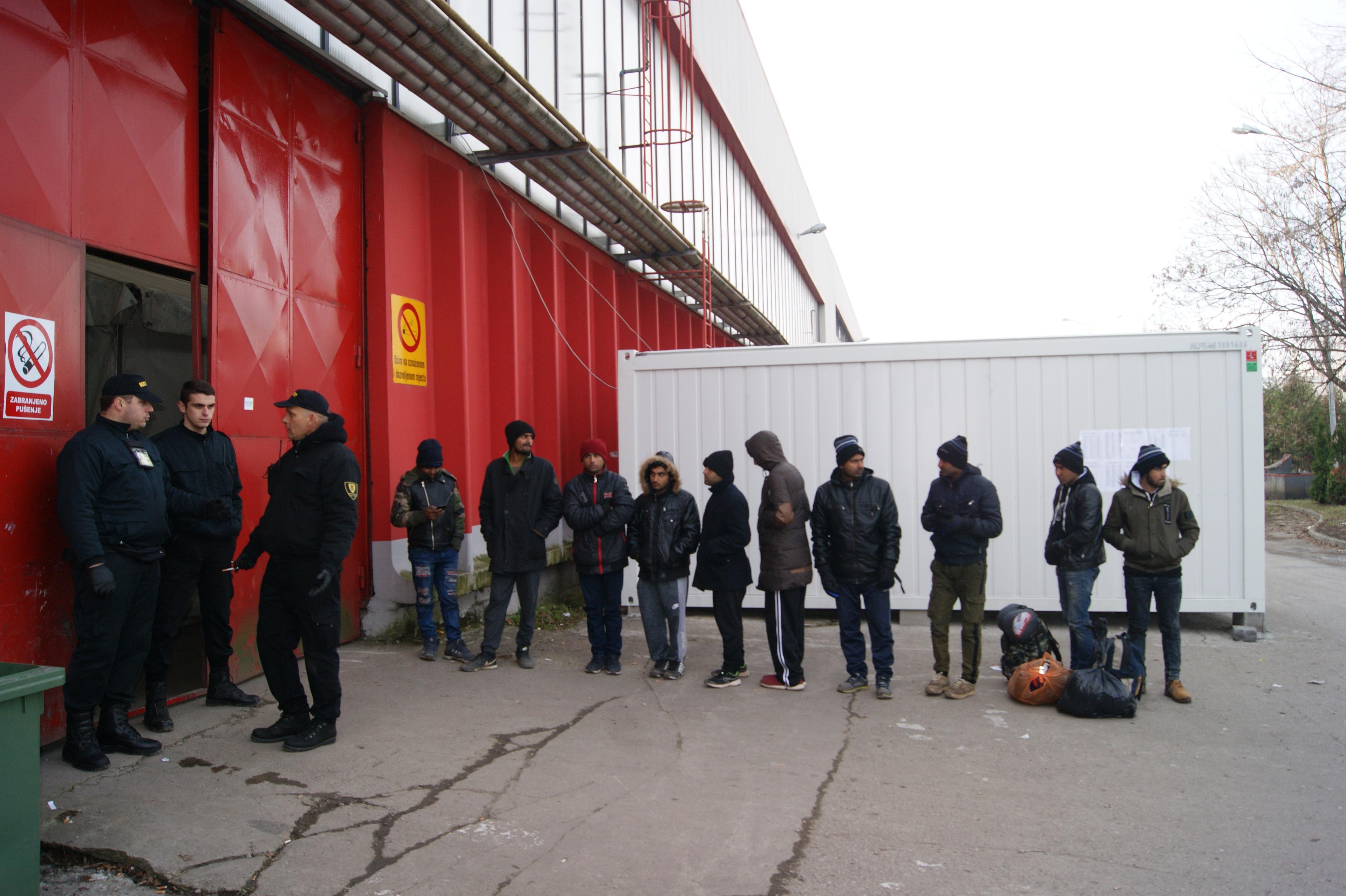 IOM počeo izmještanje migranata iz Đačkoga doma u Bihaću