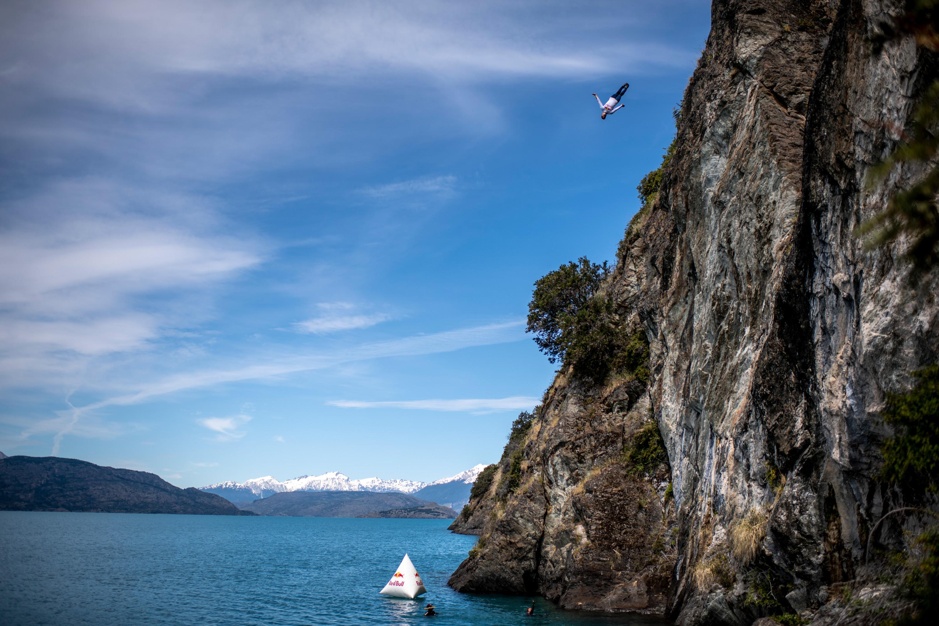 Skokovi s litice na netaknutom jezeru u Patagoniji
