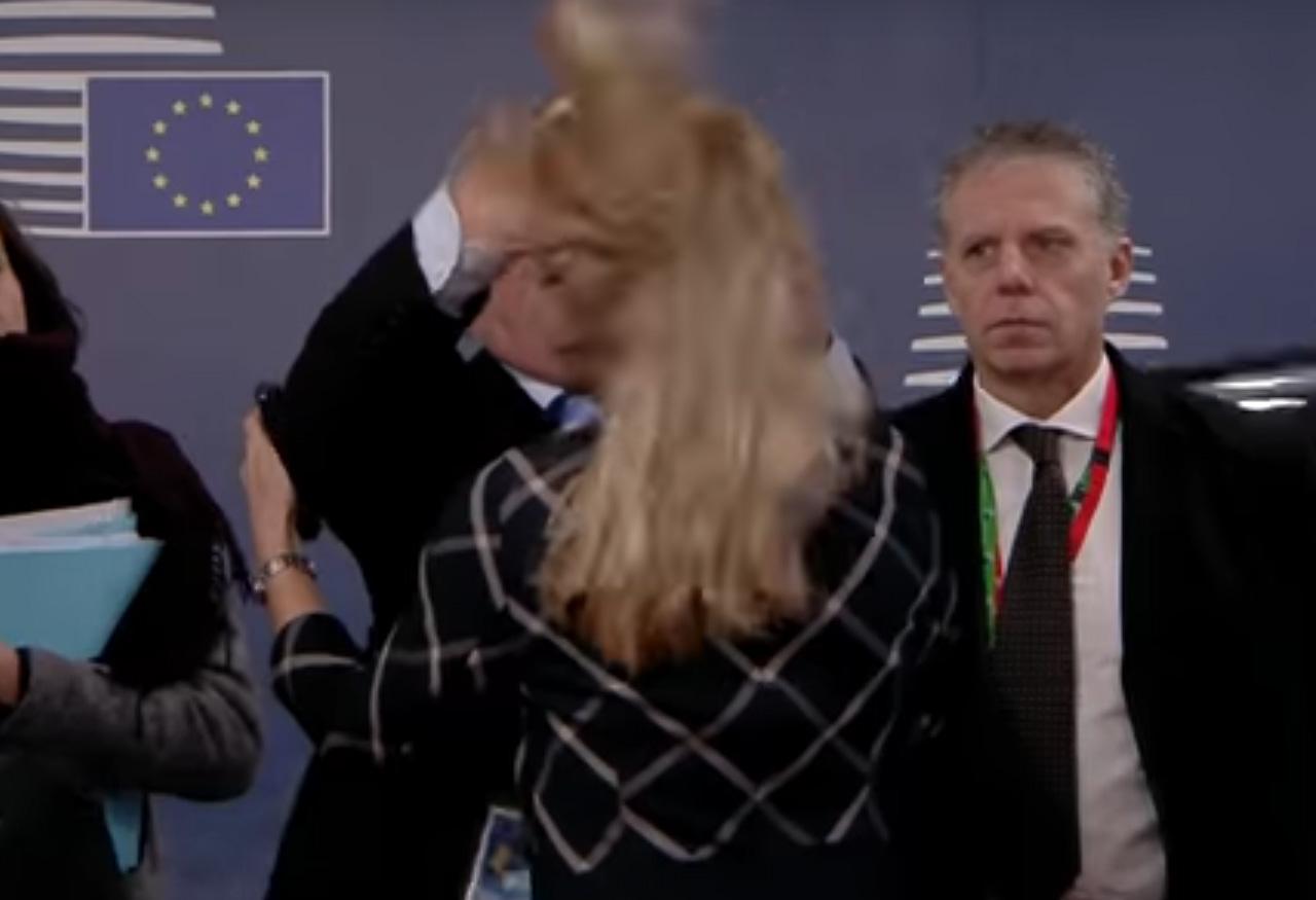 Junker u Briselu bacao papire po podu, mrsio ženi kosu, blokirao kameru rukom...