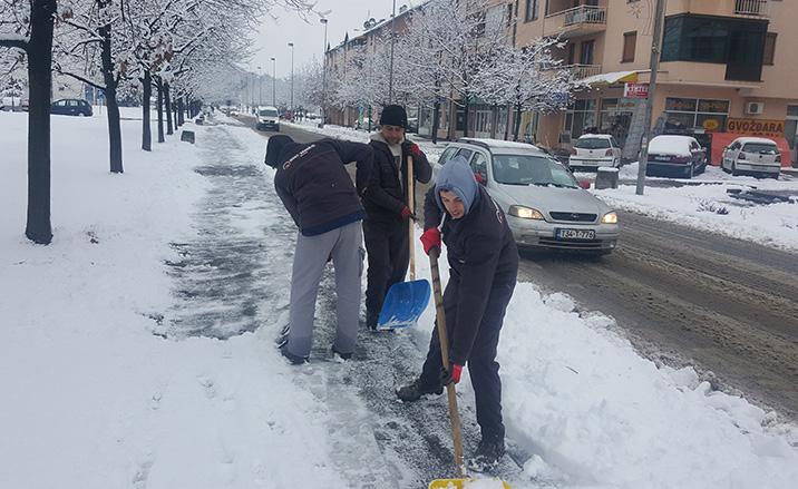 Na terenu 40 vozila i 130 radnika rade na čišćenju snijega i sprečavanju poledice