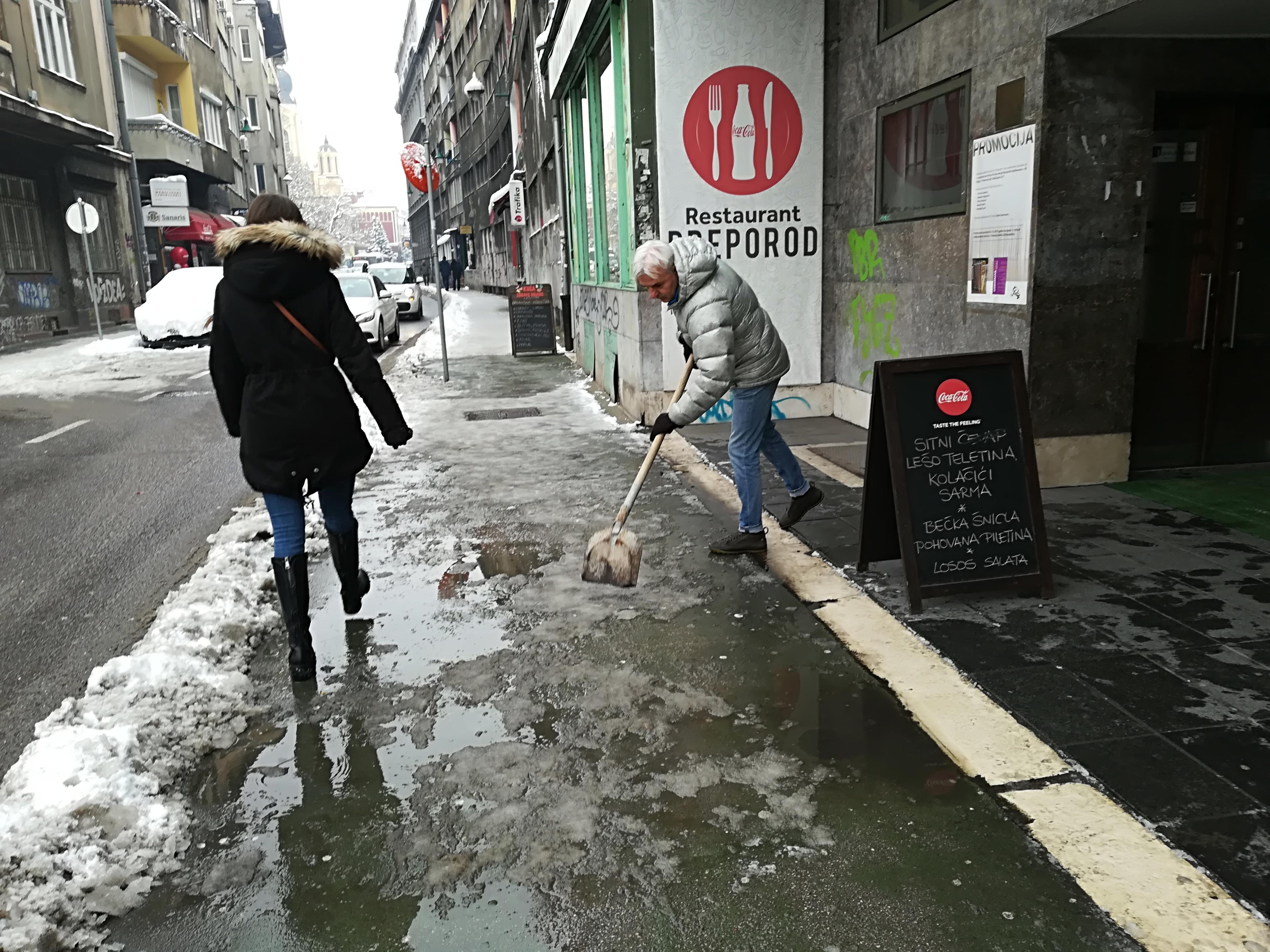 Vlasnici čistili snijeg ispred svojih objekata - Avaz