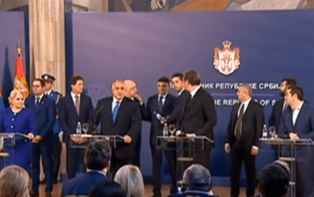 Zvaničniku pozlilo na Vučićevoj konferenciji: Jedva ostao na nogama