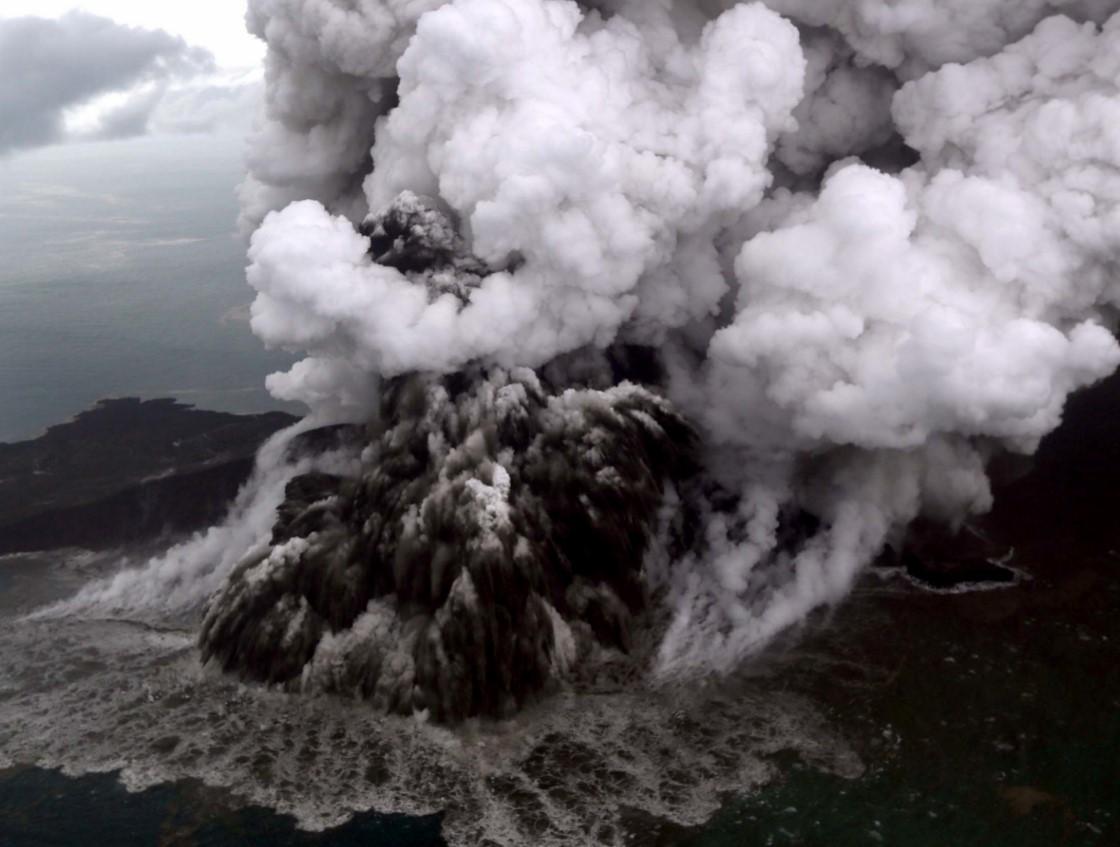 Pogledajte: Vulkan u Indoneziji i dalje ključa, prijeti i novi cunami