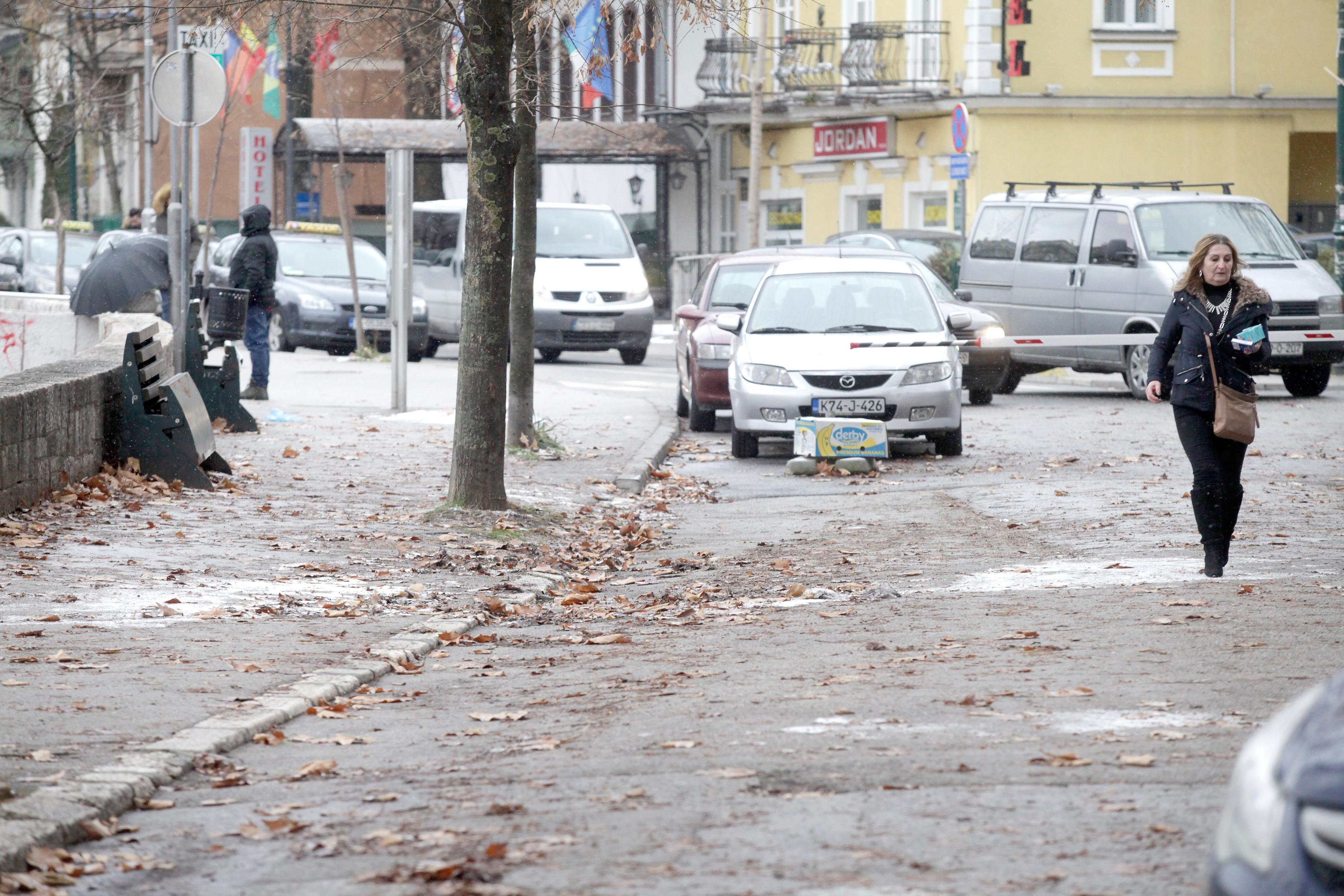 Sramotne scene pred novogodišnje praznike: Gradske ulice prljave i zapuštene
