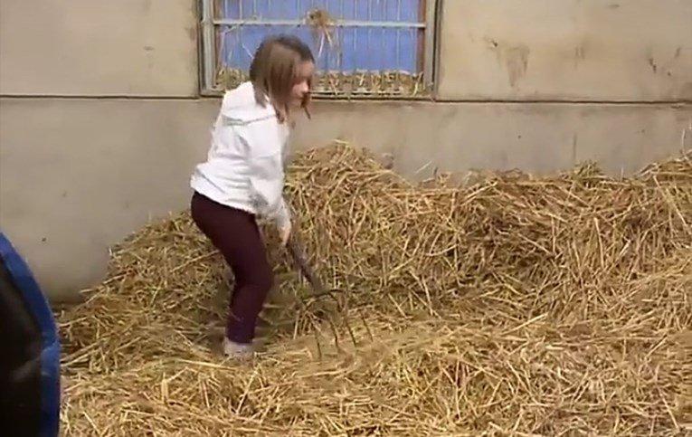 Harper Seven Bekam: Roditelji joj imaju milione, a nju veseli čišćenje štale
