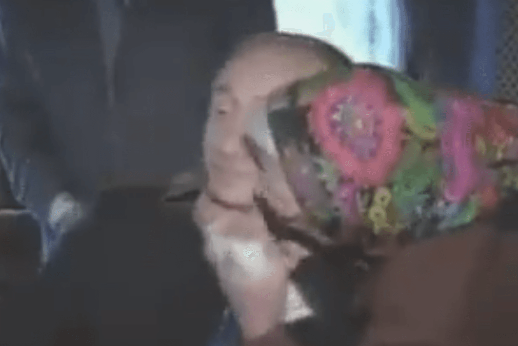Hit na internetu: Baka umalo Putina poljubila u usta, jedva se uspio odbraniti
