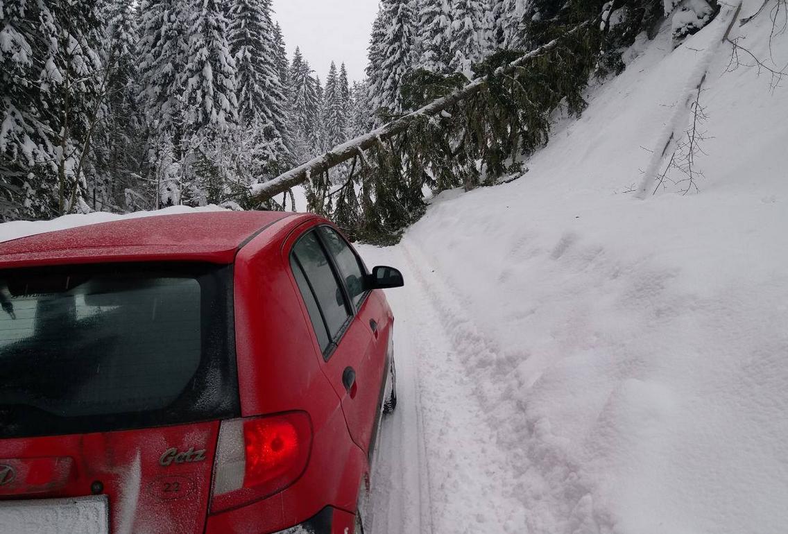 Saobraćajni kolaps na putu prema Žepi, snijeg pravi velike probleme