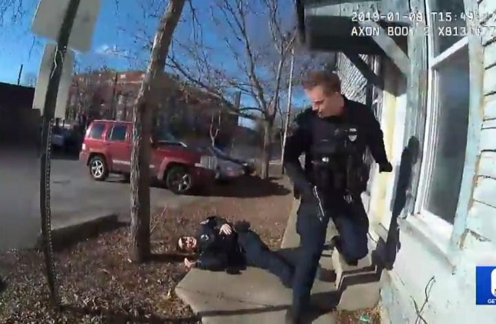 Objavljen snimak iz Amerike: Policajac slučajno ranio kolegicu