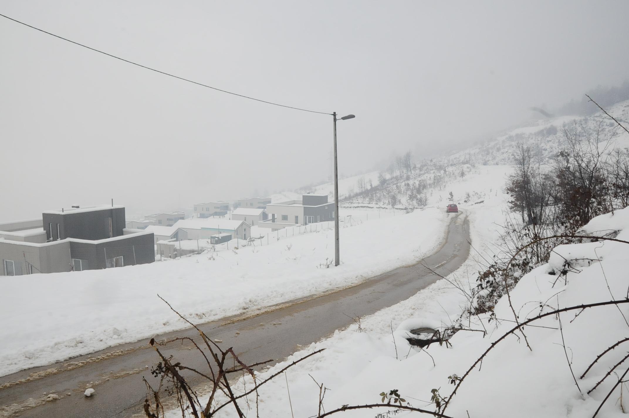 Dok je Sarajevo zameteno snijegom, put na Poljine, "sarajevsko Dedinje", prohodan i čist