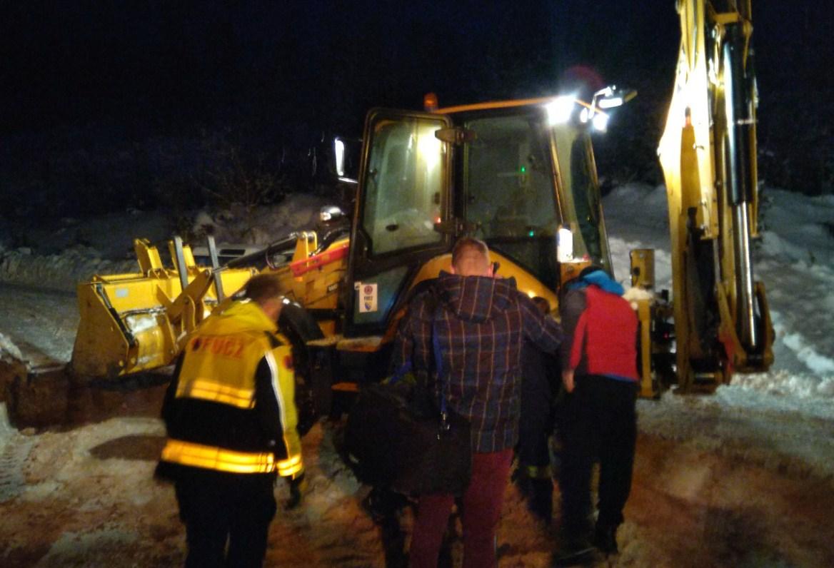 Pripadnici Civilne zaštite u akciji čišćenja puteva prema srebreničkim selima Luka i Krušev Do
