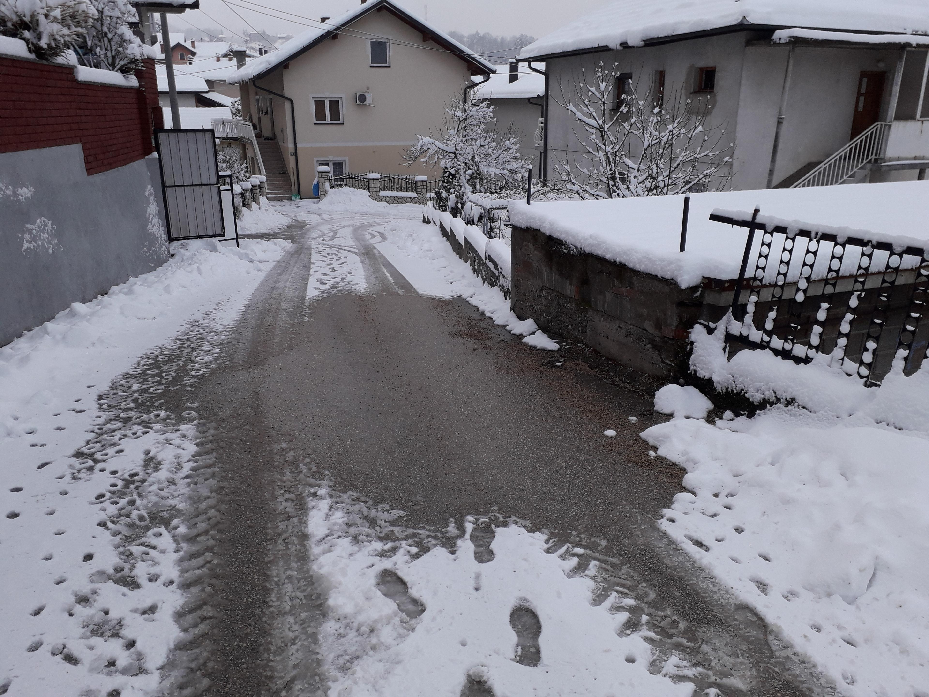 Neobična pojava u Gračanici: Niko ne zna šta topi snijeg i led ispod asfalta
