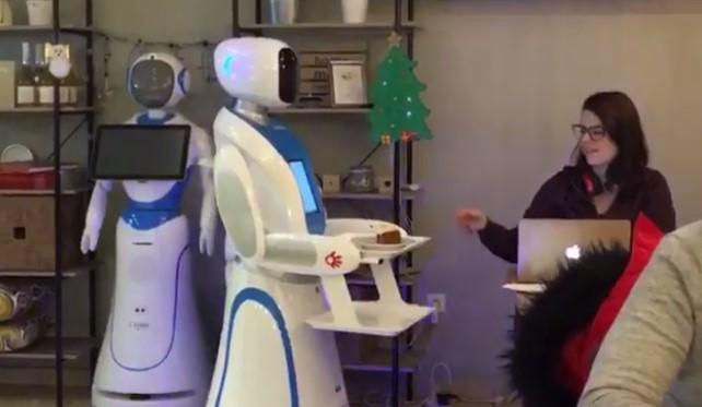Roboti konobari kreću se označenim stazama dok donose hranu i piće gostima - Avaz