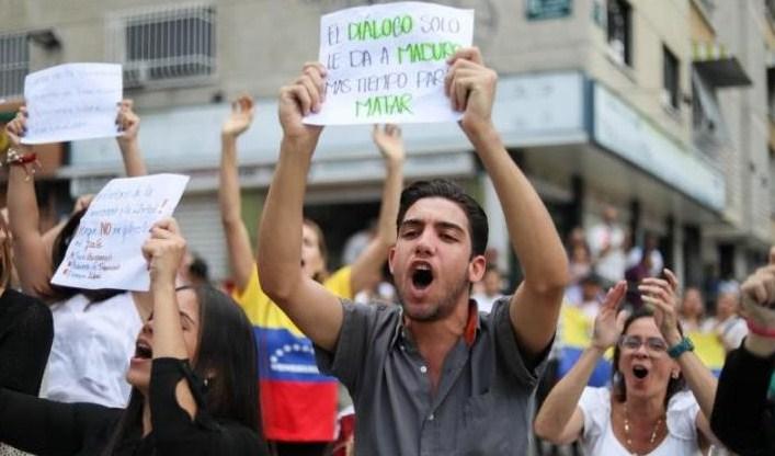 Borba za vlast se nastavlja, Gvajdo i Maduro izvode pristalice na ulice