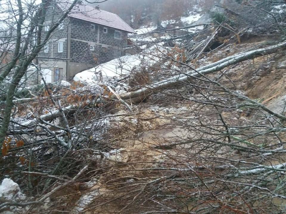 Pokrenulo se klizište u selu Borova Ravan kod Gornjeg Vakufa - Avaz