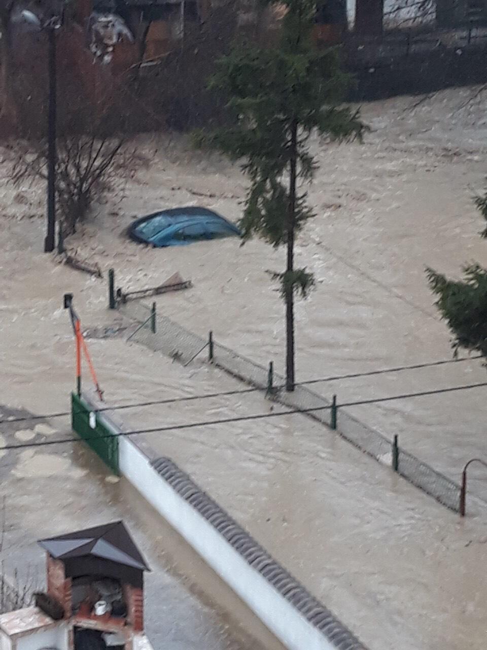 Automobil pod vodom u Travničkoj ulici u Zenici - Avaz