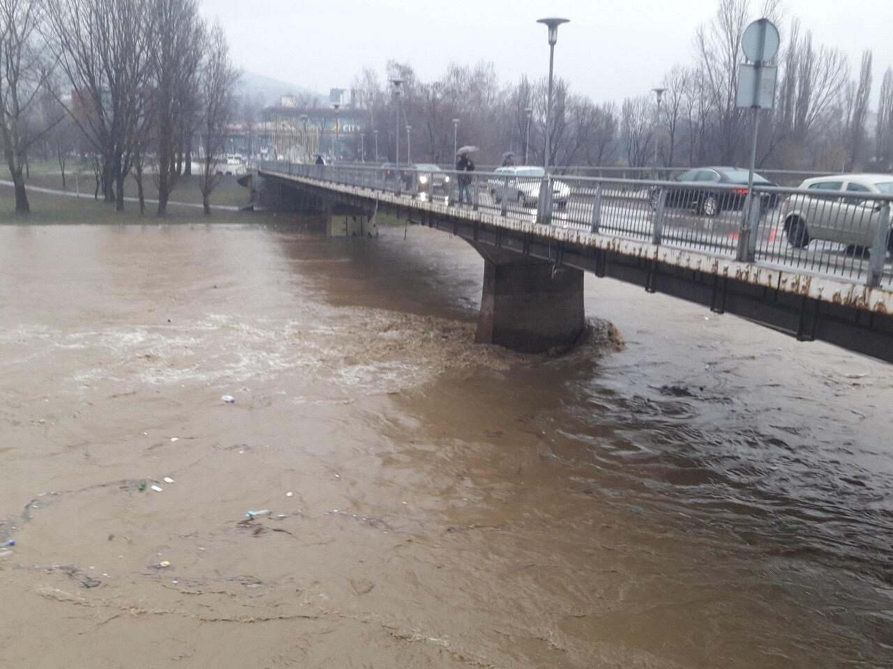 Nabujala Bosna u centru Zenice se izlila iz korita - Avaz