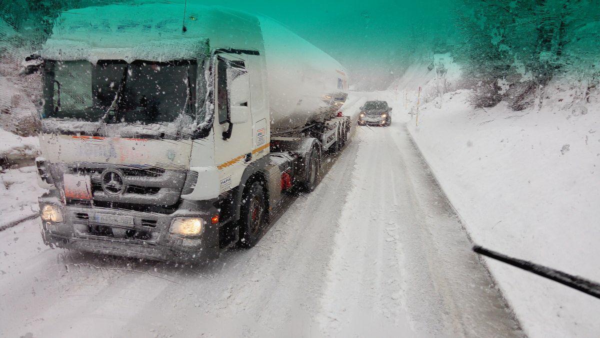 Poplave u Livnu i Tomislavgradu, na Kupresu snijeg otežava saobraćaj