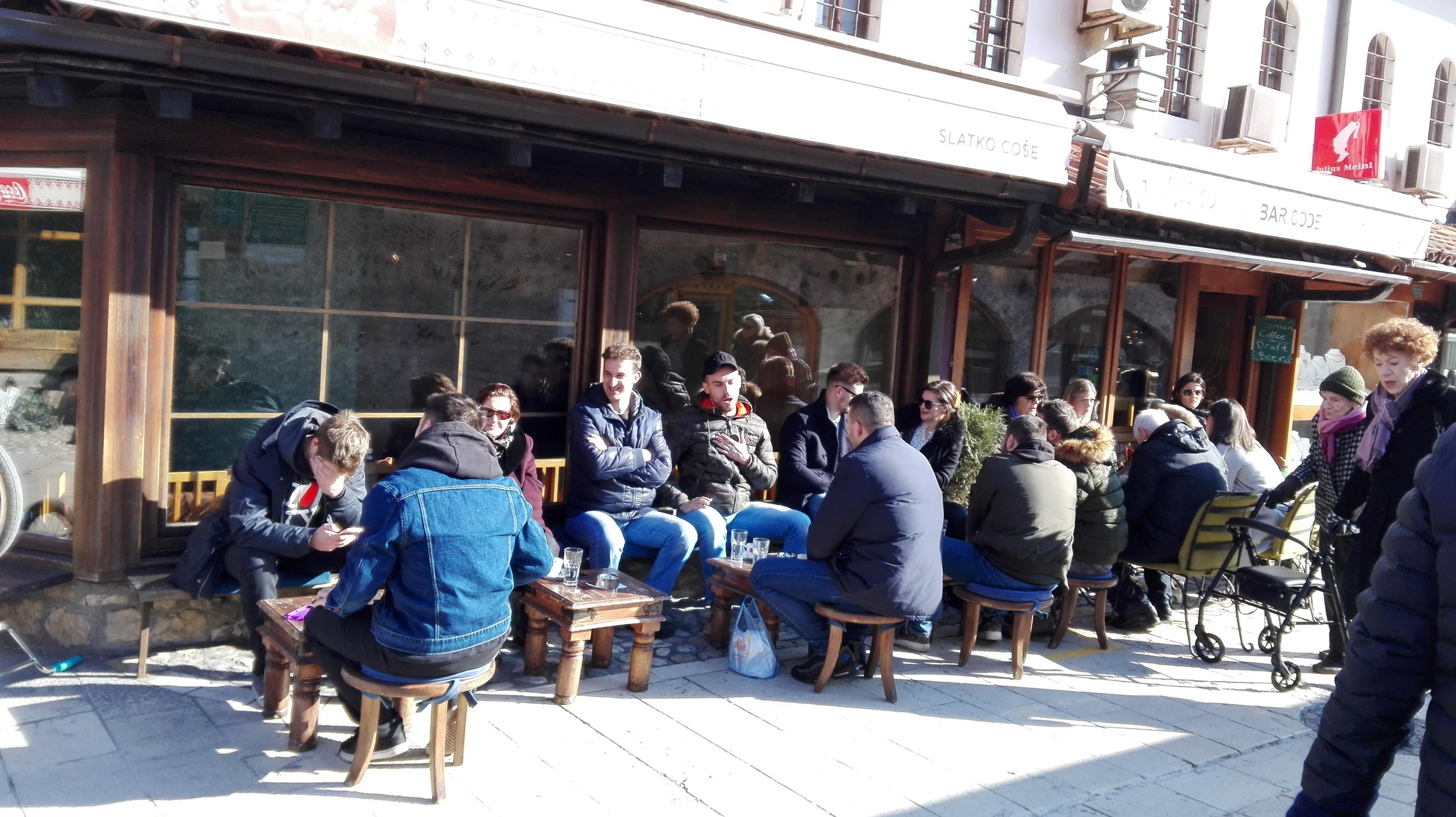 Sunčan februarski dan: Prepune bašte sarajevskih kafića