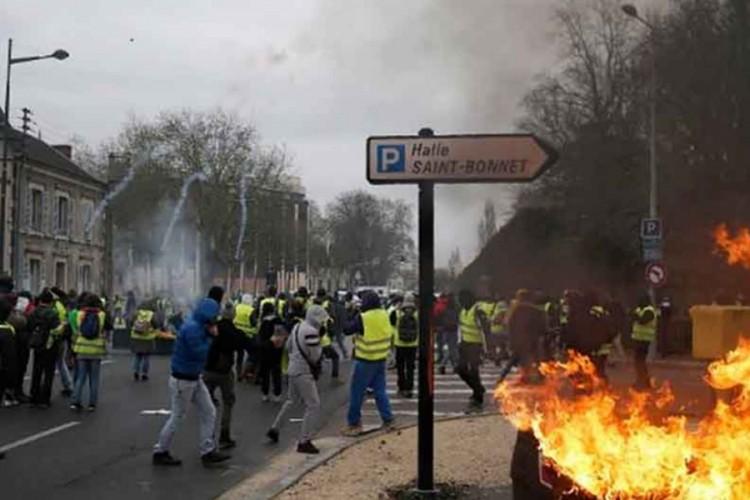 Na protestima u Parizu zapaljeno vojno antiterorističko vozilo