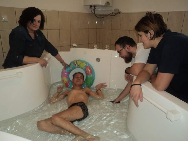 Djeca sa posebnim potrebama na hidroterapiji - Avaz
