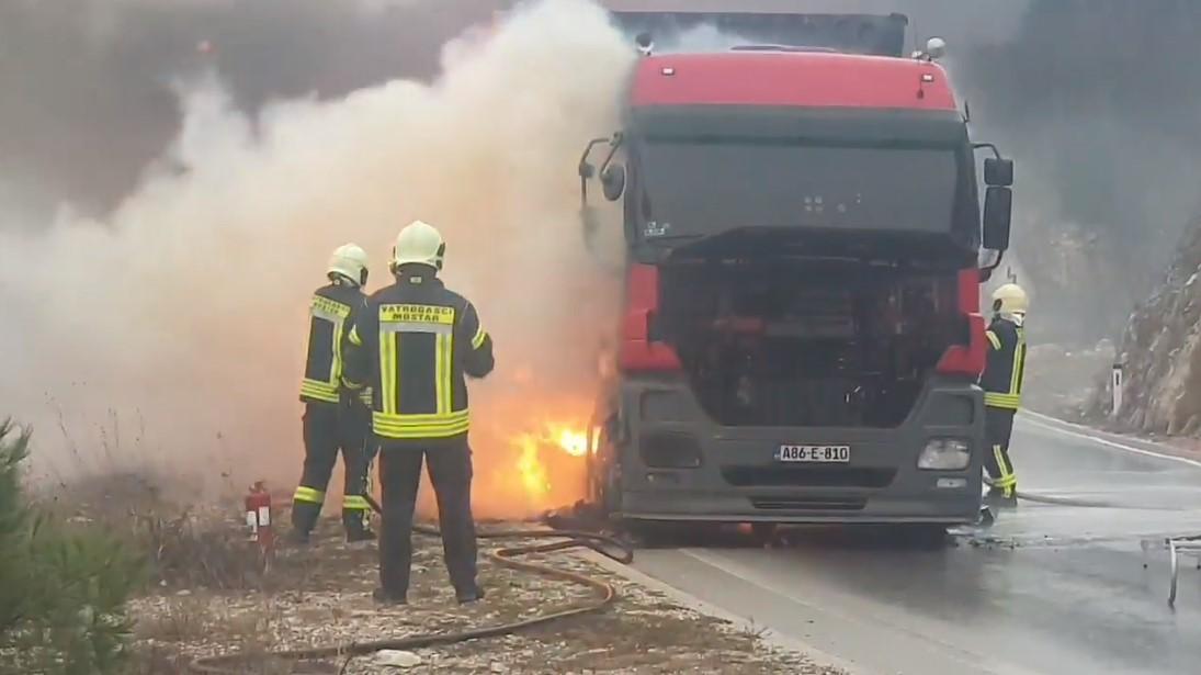 Na putu Mostar - Široki Brijeg zapalio se kamion, saobraćaj obustavljen