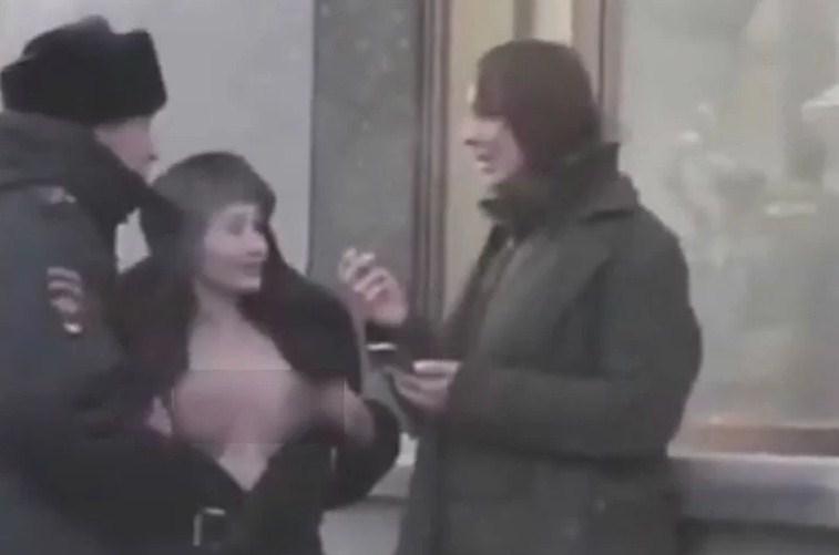 Manekenka na ulici tražila od maloljetnika da joj diraju gole grudi