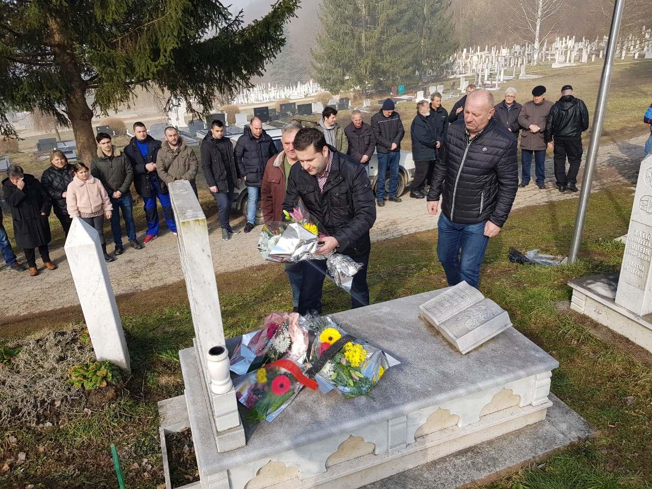 Porodica, saborci i prijatelji položili cvijeće na mezar heroja Besima Begića