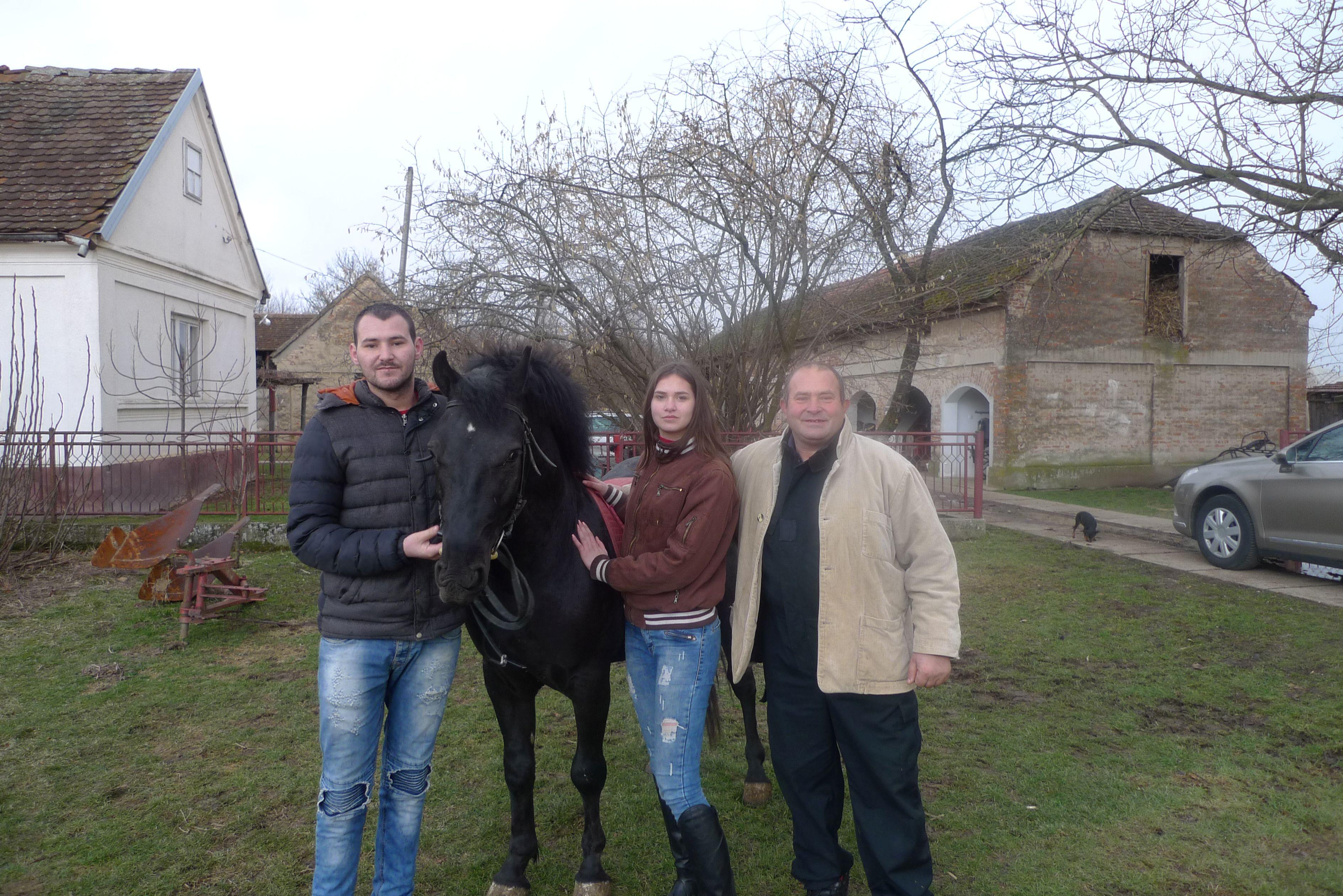 Cijela porodica voli konje - Avaz