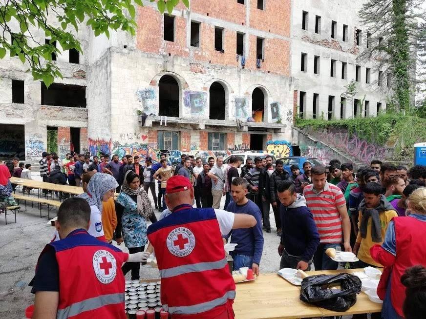 Policija iz Bihaća vraća u Sarajevo 250 problematičnih migranata