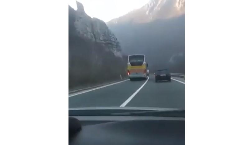 Pogledajte kako autobus pretječe preko pune linije na putu Jablanica - Mostar