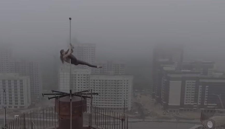 Ples oko šipke, ali na vrhu nebodera: Ruskinja bez ikakve zaštite izvela "smrtonosnu" koreografiju