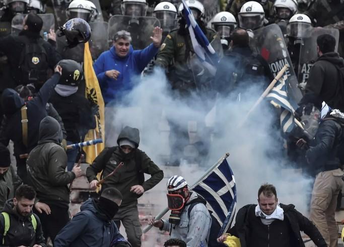 Povrijeđeni četvorica policajaca i jedan demonstrant u protestima u Grčkoj