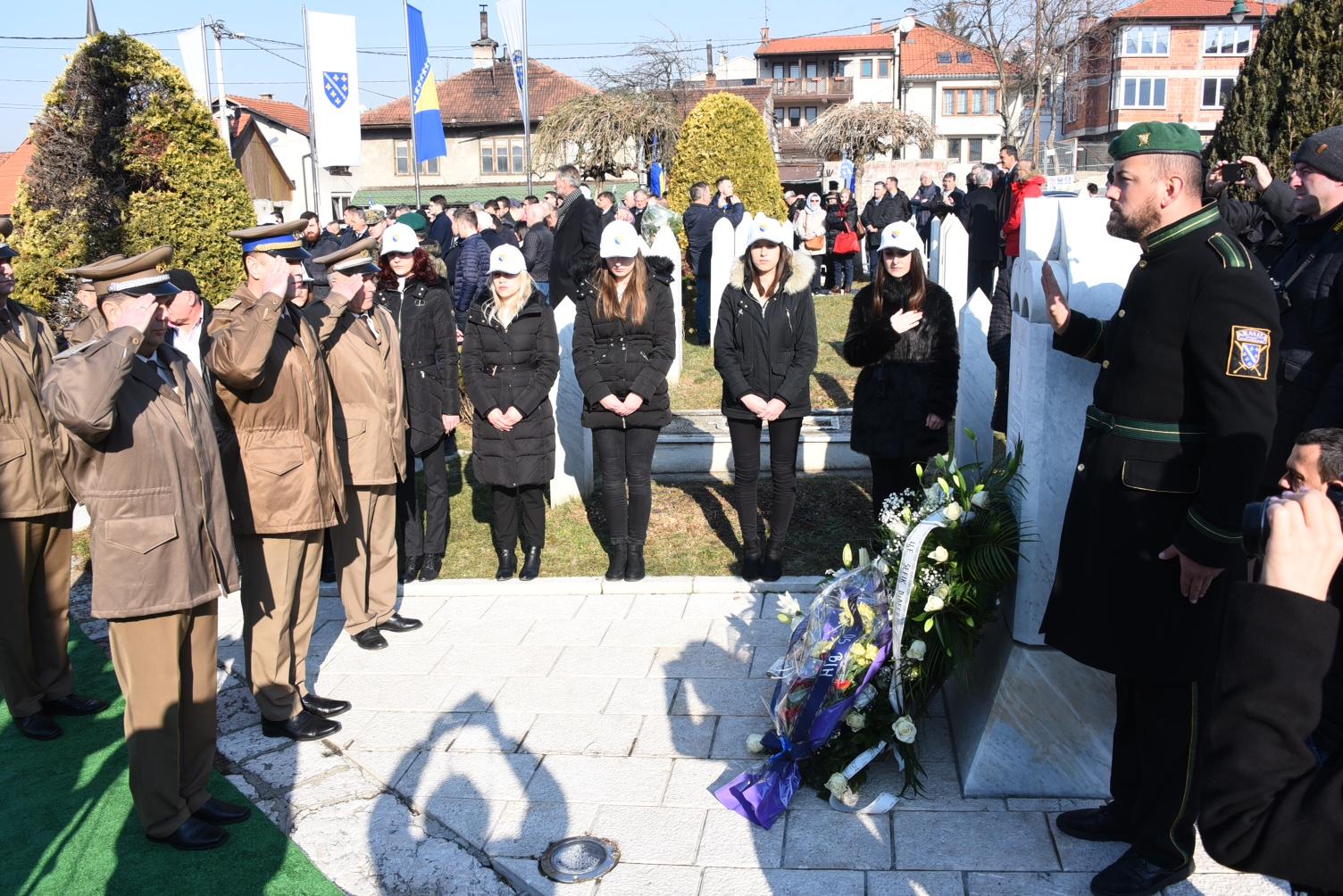 Položeno cvijeće na mezarju Kovači povodom Dana nezavisnosti - Avaz