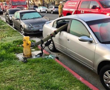Vlasnika Nissana, osim štete na automobilu, sačekala je i kazna zbog blokiranja hidranta - Avaz