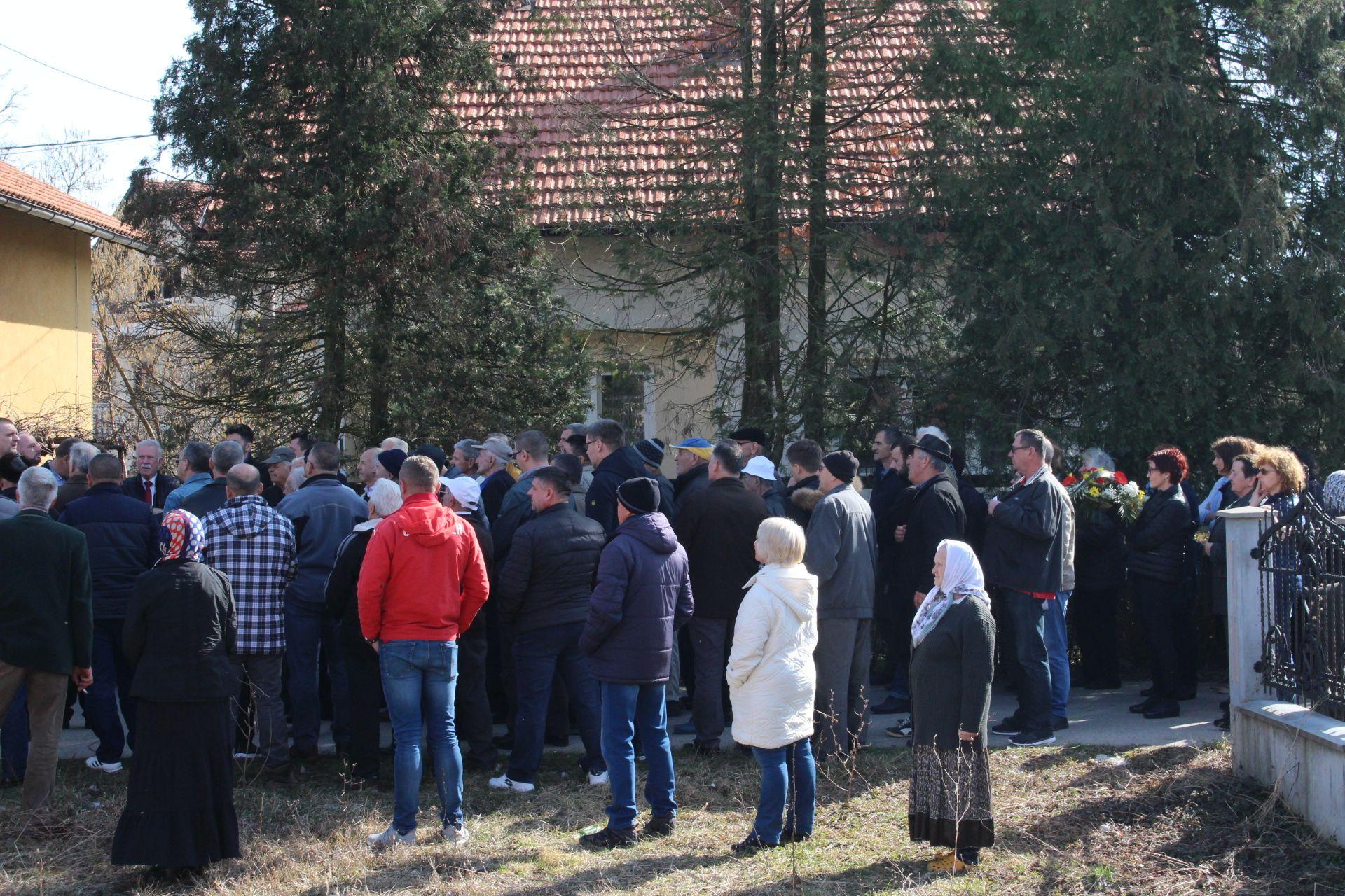 Veliki broj građana pred kućom žalosti u Donjoj Orahovici - Avaz