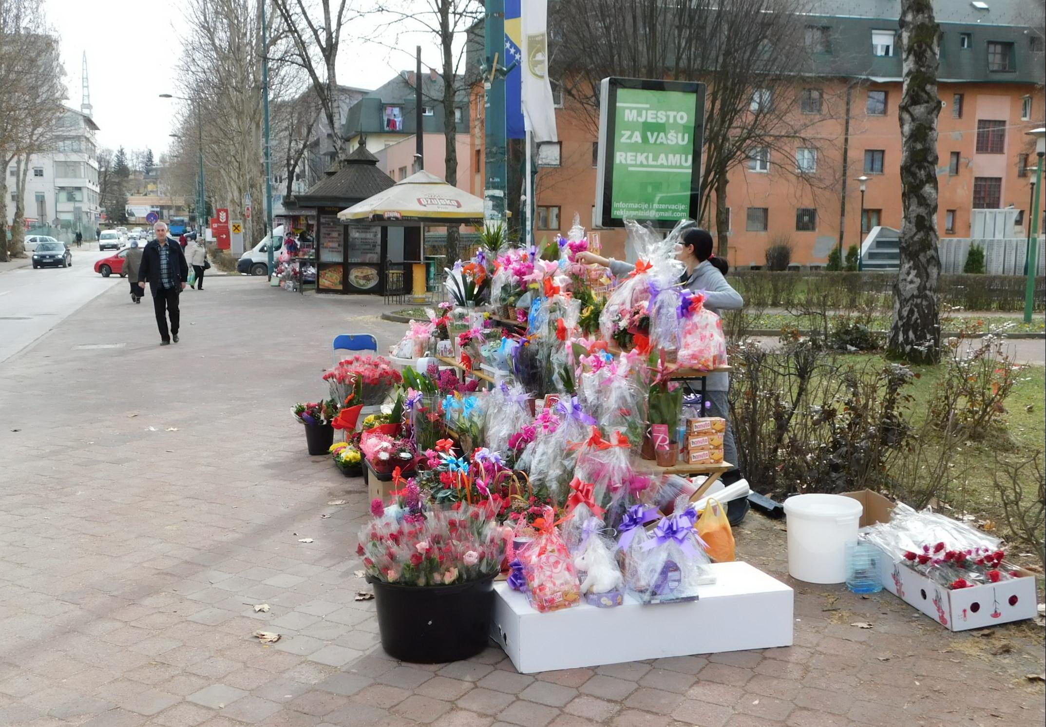 Stolovi sa cvijećem na ulicama u Vogošći - Avaz